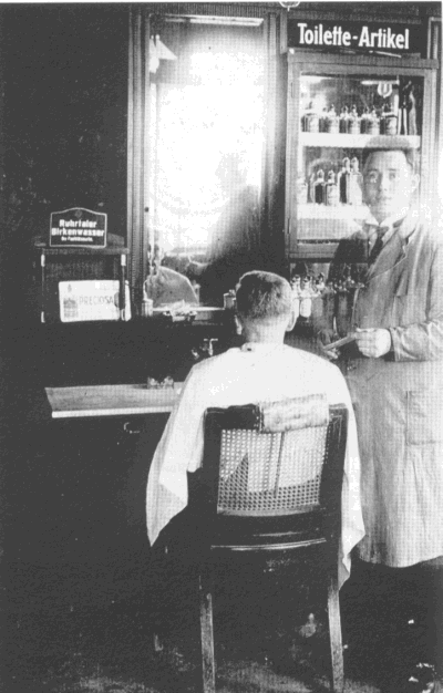 Ein Friseur-Geschft in den 30er Jahren
